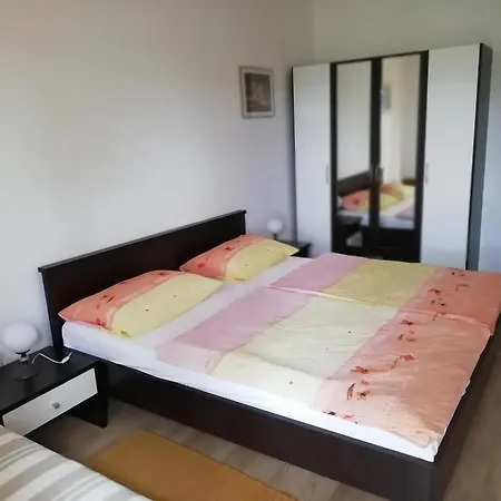 Large In With Free Barbecue Apartment *
